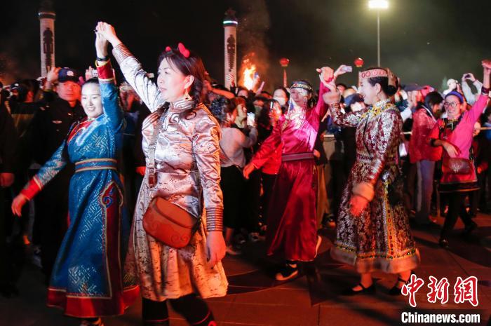 图为鄂伦春族民众与游客一起载歌载舞。　杨亚东 摄
