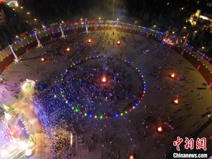 图为第三十三届鄂伦春族篝火节开幕式现场。(无人机拍摄) 杨亚东 摄